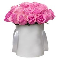 25 розовых роз в коробке