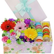 Блискуча коробка квітів з macarons