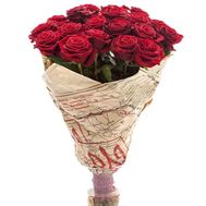 Букет червоних троянд в крафті папері