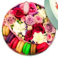 Букет в круглій коробці з Macarons