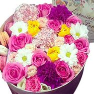 Квіти в круглій коробці з тістечками