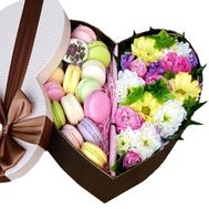 Квіти в подарунковій коробці серце з макарунс