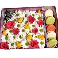 Коробка квітів з французькими тістечками