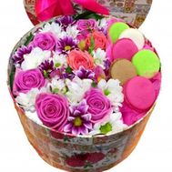 Коробка з квітами і макарунами