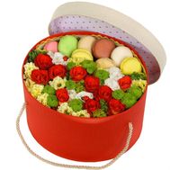 Коробка з квітами і тістечками макаронів