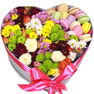 Коробка серце з квітами і макарунами