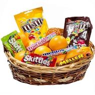 Корзина с апельсинами и сладостями