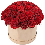 Красные розы в круглой коробке