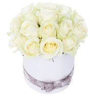 Милая коробка цветов из белых роз
