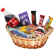 Небольшая корзина сладостей