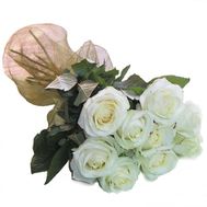 Небольшой букет белых роз