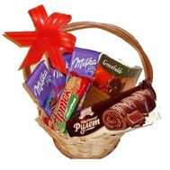 Недорогая корзинка сладостей