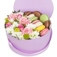 Ніжна коробка квітів з макарунс