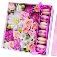 Ніжна коробка з макарунами і квітами