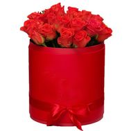 Оранжевые розы в шляпной коробке