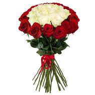 Привабливий букет імпортних троянд