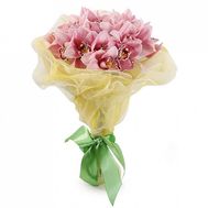 Рожеві орхідеї в букеті