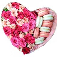 Серце з троянд і макарун