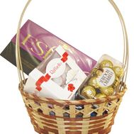 Сладкие подарки в корзине