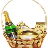 Сладости и шампанское в корзине