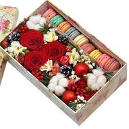 Коробка з макарунами на Новий рік