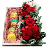 Новорічна коробка з трояндами і макарунами