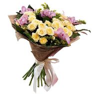 Букет із орхідей і кущових троянд