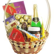 Подарочная корзина с конфетами и шампанским