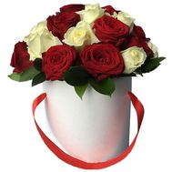 Красные и белые розы в коробке