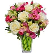 Белые розы и розовые эустомы в букете