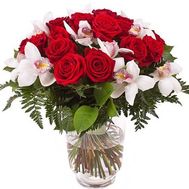 Букет из красных роз и белых орхидей