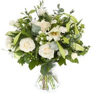 Букет в белых тонах с лилией