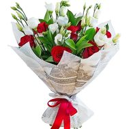 Красные розы и белые эустомы в бумаге