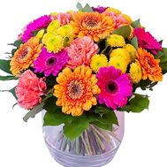 Яркий букет из гербер, хризантем и гвоздик