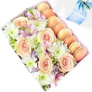 Квіткова композиція з макарунами в коробці