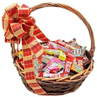 Корзина сладостей с конфетами и шоколадными батончиками