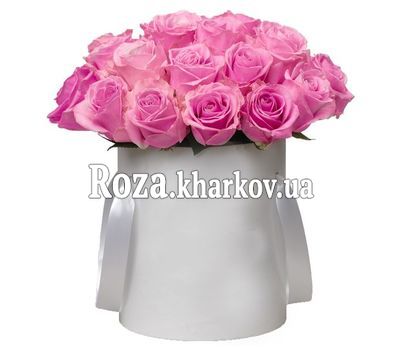 25 розовых роз в коробке