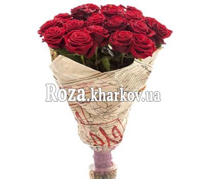 Букет красных роз в крафт бумаге