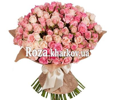 Букет кустовых роз в бумаге