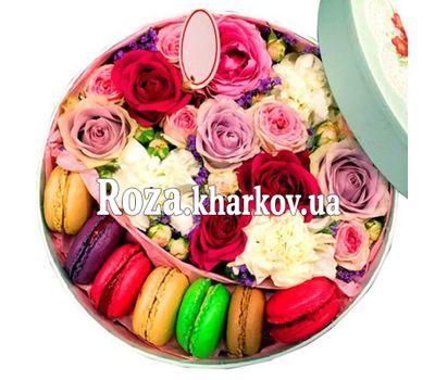 Bouquet in a round box with Macarons