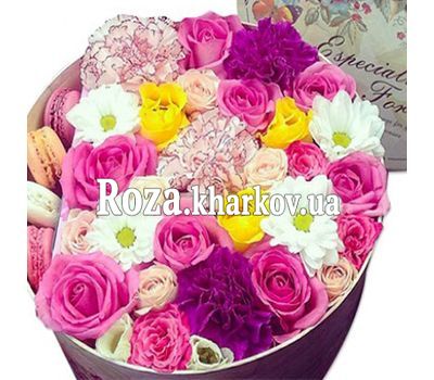 Flowers in a round box with cakes Flowers in a round box with cakes