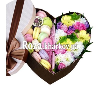 Цветы в подарочной коробке сердце с макарунс