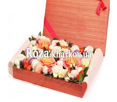 Цветы в прямоугольной коробке со сладостями
