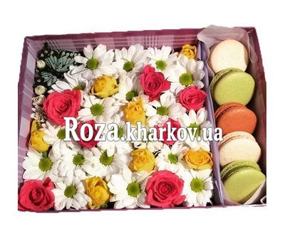 Коробка цветов с французскими пирожными