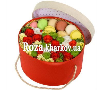 Коробка с цветами и пирожными макарон