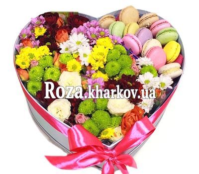 Коробка серце з квітами і макарунами