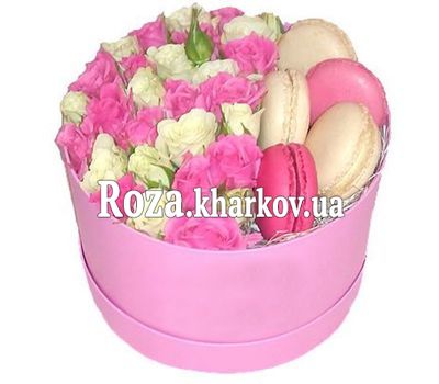 Коробочка роз и макарун для девушки