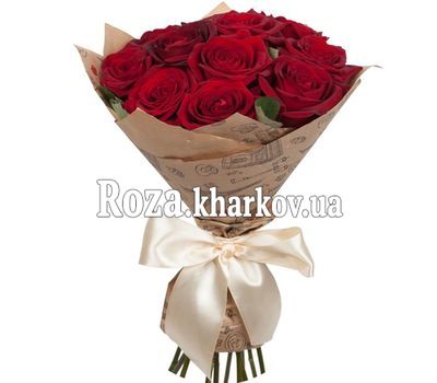 Красивый букет красных роз в бумаге