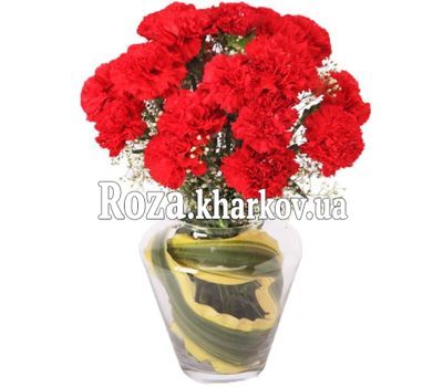 Красные гвоздики в букете