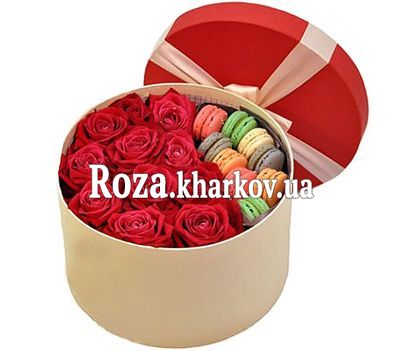 Червоні троянди з макарунс в коробці Червоні троянди з макарунс в коробці